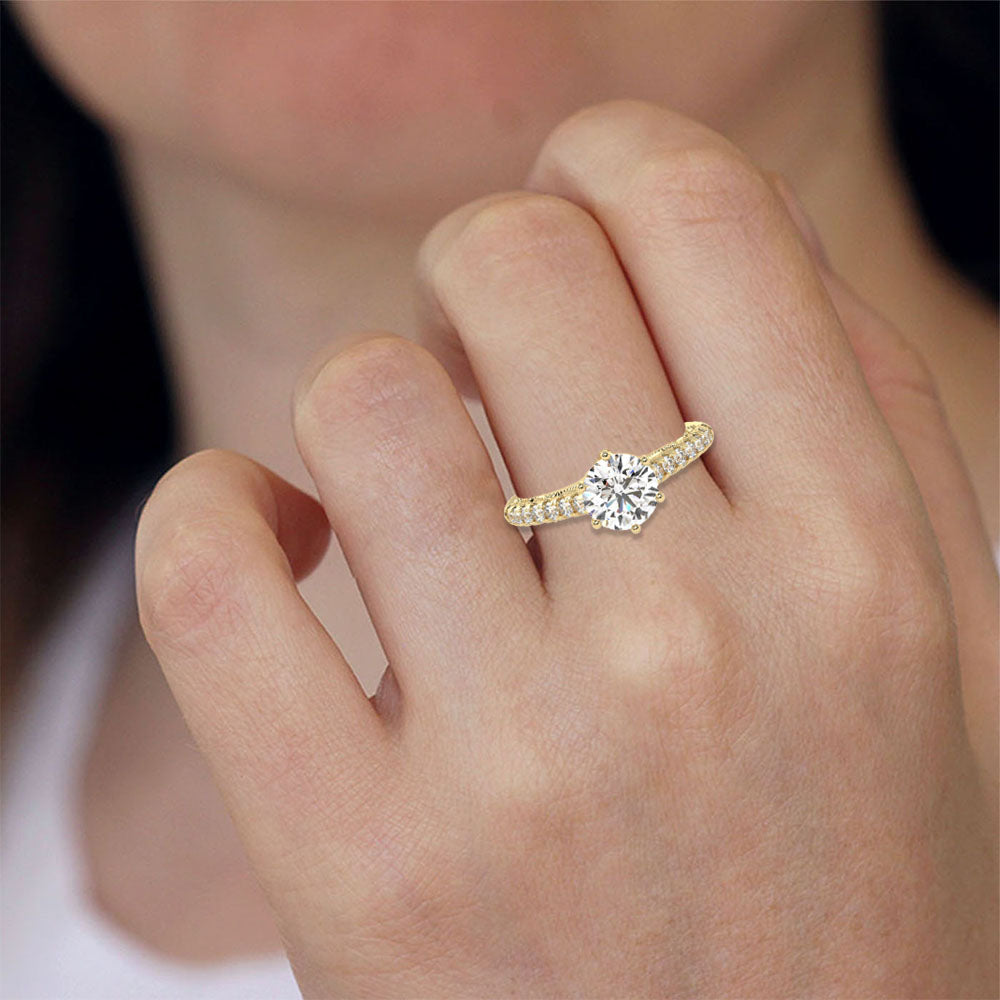 1.36 Carat G Color VS1 Clarity Diamond Studded Natural Diamond Ring.